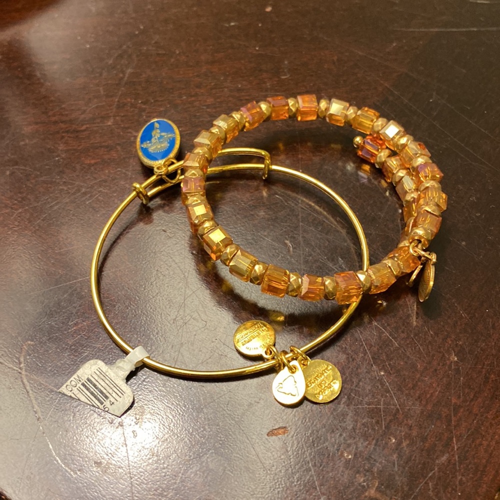 Bracelets (2) - Picture 9 of 10